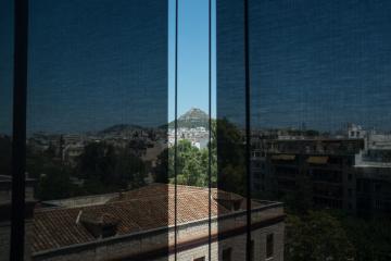 Le Lycabette à travers les larges baies vitrées du dernier étage du Musée de l’Acropole.