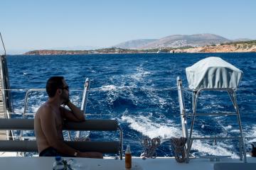 Crème solaire de rigueur même si l’arrière du bateau offre une ombre bienvenue.