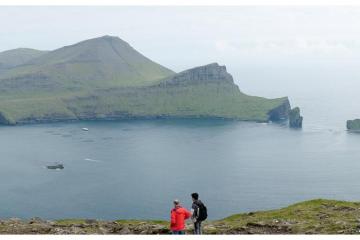 Vue sur le Sørvágsfjørður depuis le sentier postal de Gásadalur. Vue sur le Sørvágsfjørður depuis le sentier postal de Gásadalur.