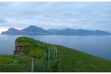 Vue depuis les hauteurs de Gjògv, en suivant le sentier qui part juste derrière la guest house. L’île juste en face est Kalsoy. Vue depuis les hauteurs de Gjògv, en suivant le sentier qui part juste derrière la guest house. L'île juste en face est Kalsoy.