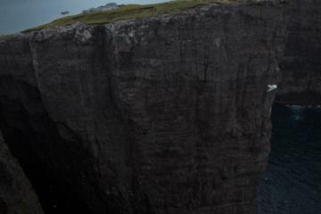 C’est en montant à Trælanípa que la configuration inhabituelle du site se révèle au randonneur. © <a href=’https://flic.kr/p/eLGEMo’ target=’_blank’ style=’color:white’><u> Tommy Wooh </u></a> C'est en montant à Trælanípa que la configuration inhabituelle du site se révèle au randonneur. © <a href='https://flic.kr/p/eLGEMo' target='_blank' style='color:white'><u> Tommy Wooh </u></a>