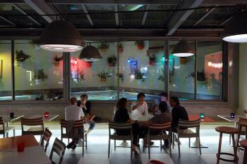 Vue de la piscine  ©Mama Shelter