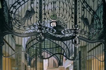 Le fastueux portail orné de deux paons © Four Seasons Hotels and Resorts