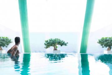 La piscine à débordement au dernier étage, baignée de lumière © Four Seasons Hotels and Resorts