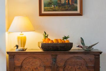 Une commode du 17ème siècle : le mobilier de Cas Gasi a été chiné un peu partout en Espagne | © Cas Gasi