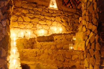Escalier éclairé à la lanterne dans le bâtiment principal | © Douar Samra Escalier éclairé à la lanterne dans le bâtiment principal | © Douar Samra