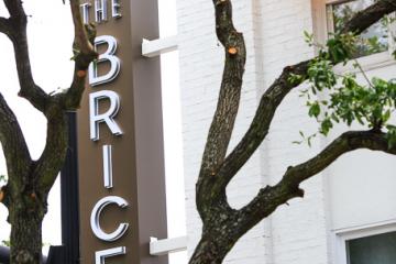 L'enseigne du Brice et de son restaurant Pacci. | Kimpton Hotels