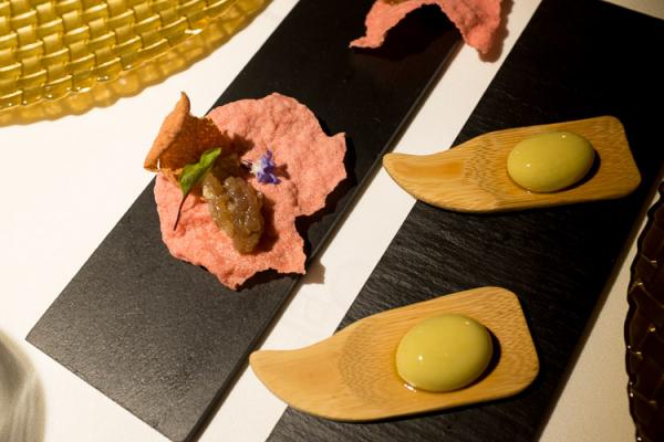 Tartare de thon et olive liquide.