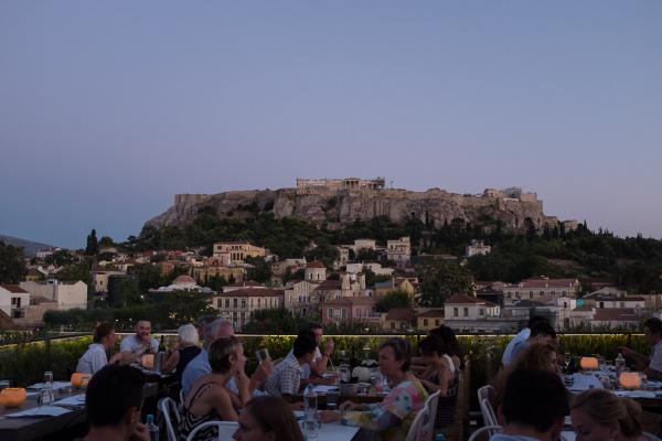 Sur le rooftop du 360 degrees à la tombée de la nuit. | © Yonder