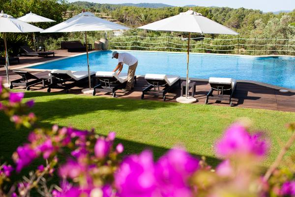 Autour de la piscine, de jolis massifs de bougainvilliers | © Cas Gasi