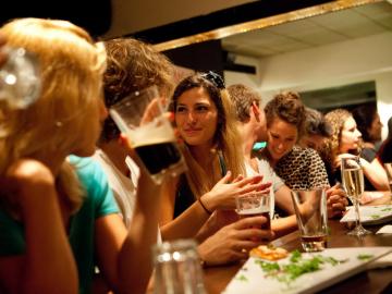 Partout à Tel -Aviv on peut boire des verres dans des cafés bruyants et accueillants.© Flickr CC Israel Tourism Partout à Tel -Aviv on peut boire des verres dans des cafés bruyants et accueillants.© Flickr CC Israel Tourism