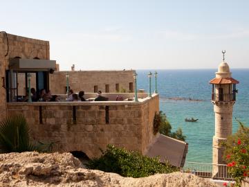 Sublime café à ciel ouvert à Yaffo pour boire un thé à la menthe. © Flickr CC Israel Tourism Sublime café à ciel ouvert à Yaffo pour boire un thé à la menthe. © Flickr CC Israel Tourism