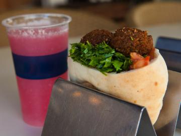 Le déjeuner ou dîner typique israélien : une pita avec falafel et un jus frais. © Flickr CC Israel Tourism Le déjeuner ou dîner typique israélien : une pita avec falafel et un jus frais. © Flickr CC Israel Tourism