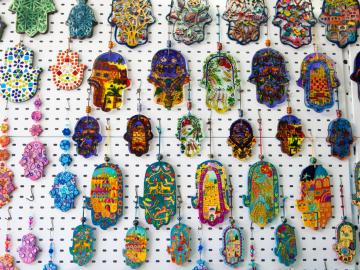 HAMSA, le symbole pour contrer le mauvais oeil et la meilleure décoration des intérieurs du pays CC © Flickr CC Israel Tourism HAMSA, le symbole pour contrer le mauvais oeil et la meilleure décoration des intérieurs du pays CC © Flickr CC Israel Tourism