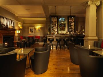 Le Donovan Bar avec l'historique vitrail représentant St George | © Rocco Forte Hotels