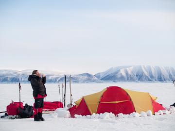 Sur le chemin du retour nous croisons une équipe de Norvégiens qui s’est fixé comme objectif de traverser la calotte glaciaire pour rallier la côte est. Leur aventure tournera malheureusement court après que l’un deux se soit cassé une jambe.