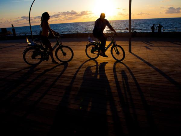 Les vélos sur la tayelet : une activité typique de jour comme de nuit. © Flickr CC Israel Tourism Les vélos sur la tayelet : une activité typique de jour comme de nuit. © Flickr CC Israel Tourism