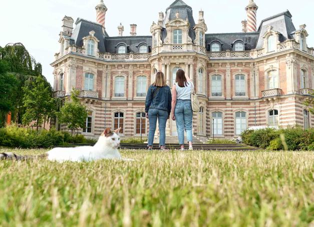 La Champagne est une région riche en découvertes, à commencer par son célèbre breuvage éponyme. Pourtant, cette destination offre tant d’autres lieux méritant le détour. Et qui mieux que ses habitants pour vous faire découvrir une autre facette de La Champagne, hors des sentiers battus ? C’est la question que s’est posée l’Office du Tourisme d’Epernay en Champagne, à travers la mise en place d’une série estivale immersive et inédite, à la rencontre de ses Ambassadeurs.