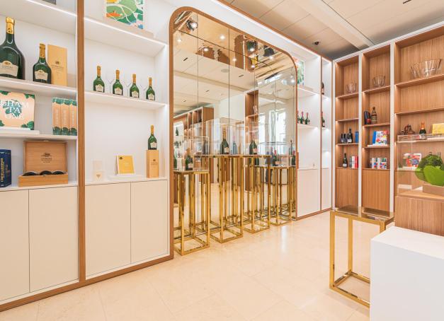 À Reims, la maison Taittinger inaugure Chromatique, une boutique qui sublime le champagne en l’associant à l’art et au design. Véritable ode au savoir-faire artisanal, elle rassemble une sélection d’objets signés par des designers et artisans renommés, pour une expérience unique à Reims.
