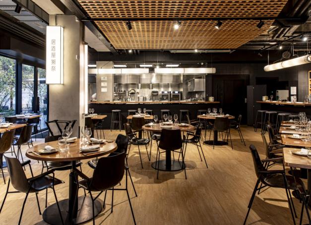 Découvrez l’Izakaya Dassai by Yannick Alléno, qui a ouvert ses portes ce mois-ci à Beaupassage et qui séduit par la sophistication de sa carte, le raffinement de ses saveurs et le cadre romantique dont il bénéficie. 