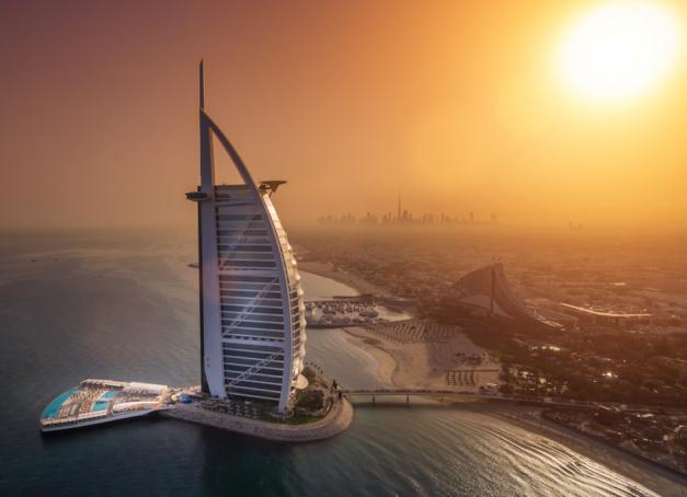 Pour vous guider dans la multitude d’hôtels à Dubaï, nous avons sélectionné les plus beaux 5 étoiles, mêlant luxe, charme et exclusivité. Des adresses urbaines de Downtown aux refuges de Palm Jumeirah, en passant par les icônes comme le Burj Al Arab et l’Atlantis. Et pour une touche d’authenticité, certains boutiques-hôtels viennent enrichir l’offre avec leur atmosphère unique.
