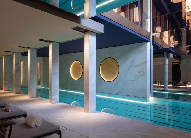 Monument iconique parisien établi sur la Rive Gauche, l’hôtel Lutetia est l’un des trois établissements au monde à proposer dans son spa des soins de la gamme innovante Therabody. Spécialiste des technologies de pointe pour le bien-être, la marque décline des thérapies par percussion. Découverte.