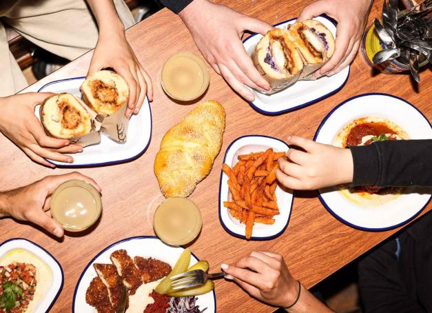 Ouvert depuis 3 mois, Nissi régale les amateurs de street food avec sa cuisine levantine authentique et chaleureuse. Aux commandes, Nina partage ses racines séfarades à travers des recettes gourmandes et maison. 