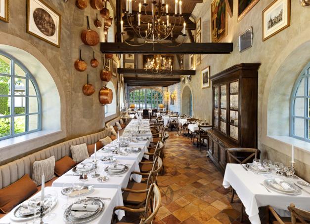 À 60 ans et avec un palmarès à faire pâlir toute la profession, on aurait pu croire Frédéric Anton installé dans la routine de l'excellence (!) En ouvrant La Ferme du Pré cette année, il démontre élégamment le contraire.