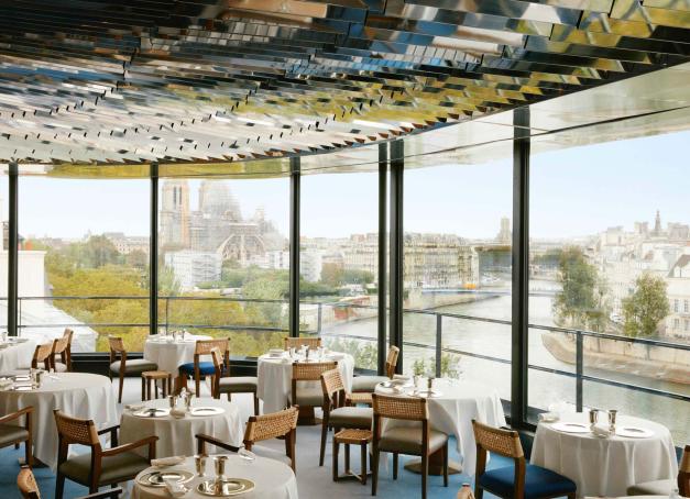 Notre-Dame rénovée et réouverte, ça vous parle ? Vous rêvez de venir à Paris visiter ce joyau gothique remis à neuf ? Il est un lieu unique depuis lequel admirer la cathédrale et s’offrir un moment hors du temps. l’Appartement de la Tour d’Argent, véritable ode au raffinement et à l’art de vivre à la française.
