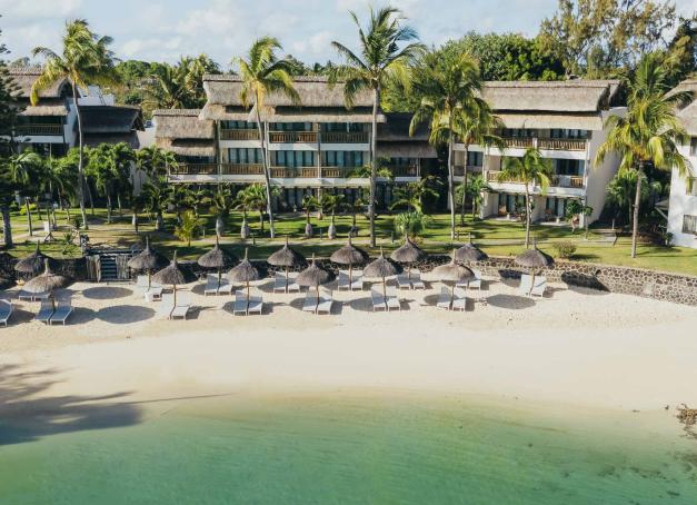 Après une rénovation complète, l’hôtel Veranda Paul & Virginie rouvre ses portes à Grand Gaube, au nord de l’île Maurice. Inspiré par le roman emblématique de Bernardin de Saint-Pierre, ce boutique-hôtel romantique célèbre l’amour et l’héritage mauricien dans un cadre enchanteur mêlant élégance, nature et artisanat local.