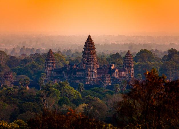 Le combo Vietnam-Laos-Cambodge ? Un grand classique des circuits. Dont le Cambodge est souvent le parent pauvre, celui que l’on bâcle, le réduisant à Angkor et ses superbes temples et Angkar, le funeste parti des Khmers Rouges. Et pourtant, 2 semaines de circuit au Cambodge ne suffisent pas à en percevoir toutes les subtilités. YONDER vous montre comment, en 2 semaines, on tombe sous le charme de cette destination attachante et clairement méconnue.