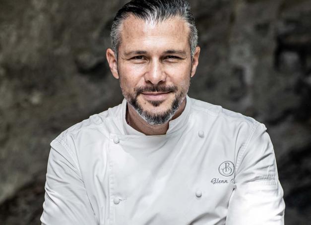 Juré de Top Chef depuis 2022, Glenn Viel n'a pas fini de faire parler de lui. Esprit vif et rebelle, le plus jeune chef triplement étoilé de France se confie sur ses inspirations et aspirations. Rencontre. 