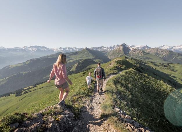 Si Gstaad fait venir à l’esprit des images de chalets idylliques et de sommets enneigés, voici quatre excellentes raisons de (re)découvrir ce petit paradis suisse à l’heure d’été.