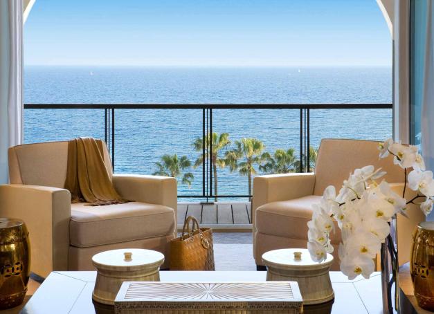 Le célèbre hôtel du groupe Barrière situé face au Palais des Festivals règne depuis bientôt cent ans sur la Croisette tout en évoluant avec son époque.

