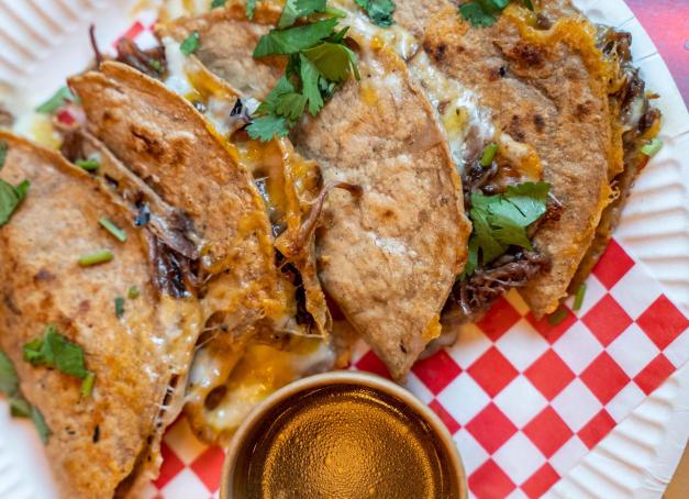 Pas besoin de billet pour Mexico : Nomas, la nouvelle taquería du 9ᵉ arrondissement, vous envoie au Mexique avec ses tacos, ses burritos et ses nachos ultra-gourmands.