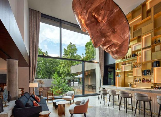 Envie d'une escapade chic aux airs de Californie ou d'un plongeon dans un décor méditerranéen ? Les grands noms de la décoration réinventent l'hospitalité avec des décors tendance et singuliers. Tour d'horizon des styles les plus en vogue dans les hôtels design du moment.