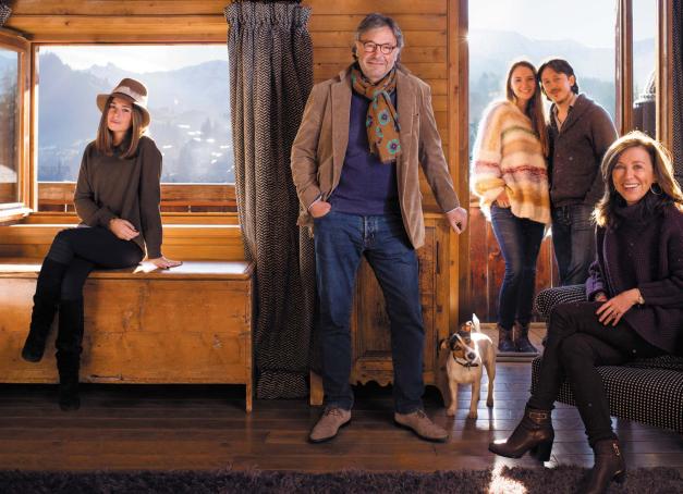 Le Tout-Paris, épris de luxe authentique et discret, se presse chez elle. Jocelyne Sibuet, partie de rien, a su bâtir un empire hôtelier raffiné, imposant sa griffe dans l'univers feutré de l'hôtellerie de luxe et transformant ses débuts modestes en une réussite éclatante.