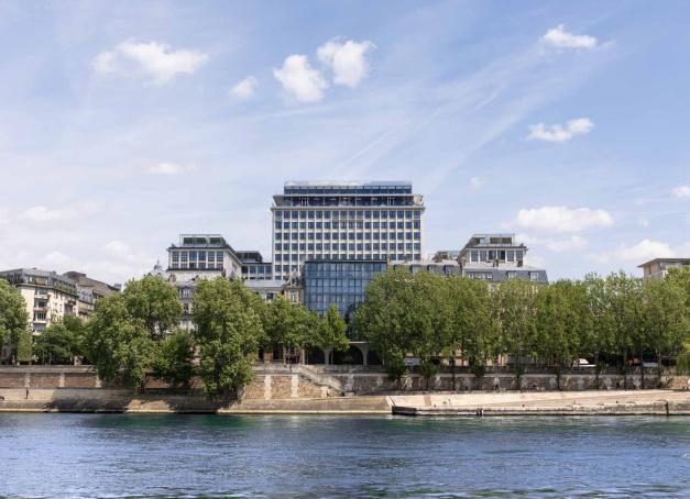 On connaît la Bastille pour ses bars animés, ses restaurants tendance, ses cours artisanales et ses boutiques pointues. Mais qu’en est-il de son offre hôtelière ? À la croisée de quatre arrondissements parisiens, ce quartier abrite également des adresses idéales pour poser ses valises, que ce soit pour une nuit ou davantage.