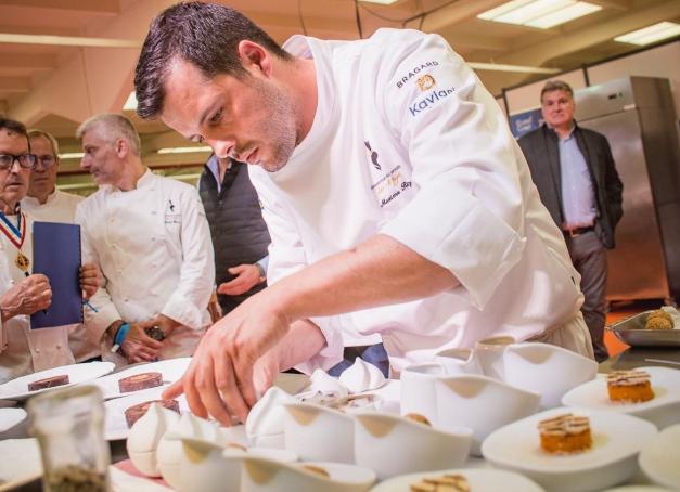 Lancé en 2016 par le chef Thomas Boullault, Le Championnat du Monde du Lièvre à la Royale s’impose aujourd’hui comme un rendez-vous incontournable de la haute gastronomie. Le grand gagnant de cette année est Maxime Rizo du Relais de la Poste à Magescq, dont l'interprétation a conquis le jury présidé par Olivier Nasti. 
