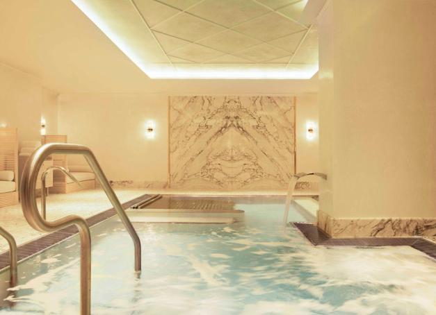 Pour célébrer l’amour en février, les hôtels Barrière dévoilent des séjours autour du thème du baiser, mêlant bien-être, gastronomie et moments de complicité.